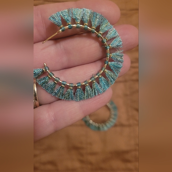 💐Kendra Scott Eve FEATHER WEIGHT gold Hoops Blue NWT. Great Mother’s Day Gift. - Picture 3 of 4
